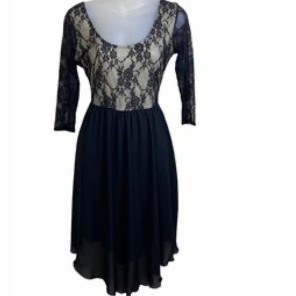 Hot Topic beautiful double tier dress w lace bodice and 3/4 length sleeves! NWOT - Picture 1 of 4